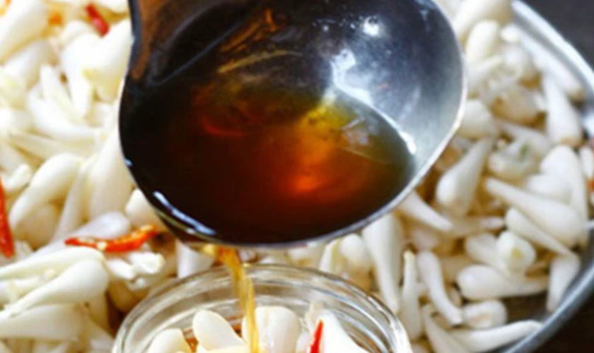 Xếp các nguyên liệu đã khô ráo vào hũ thủy tinh