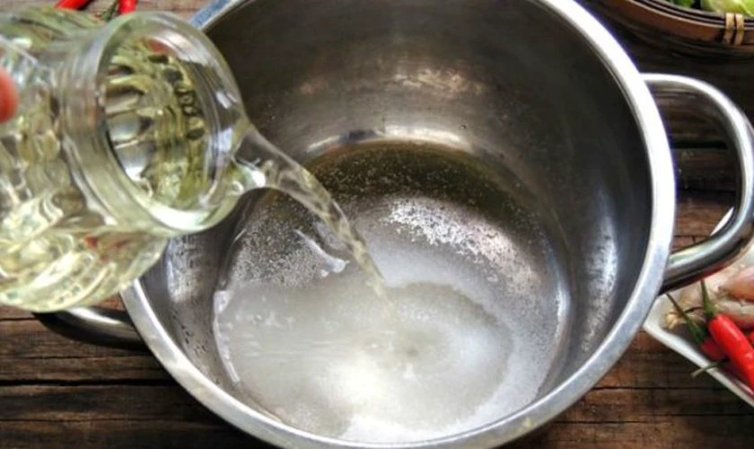 Hòa tan 200g đường với 700ml giấm gạo và 700ml nước trong nồi