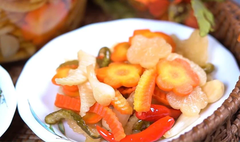 Ngâm dưa món khoảng 2 tiếng là bạn đã có ngay món dưa góp chua ngọt, giòn giòn hấp dẫn