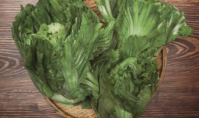 Dưa cải được tách từng bẹ, loại bỏ phần lá hư và phơi nắng nhẹ khoảng 1 ngày để cải hơi héo