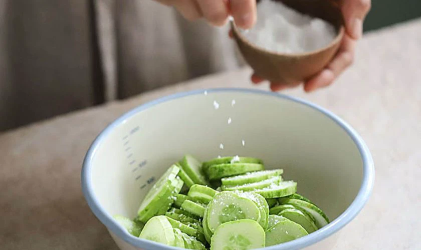 Cho dưa leo vào tô lớn, thêm một ít muối hoặc bột canh