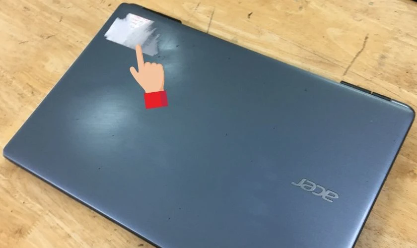 Vỏ nhôm laptop bị bẩn sau khi lột decal, sticker dán keo