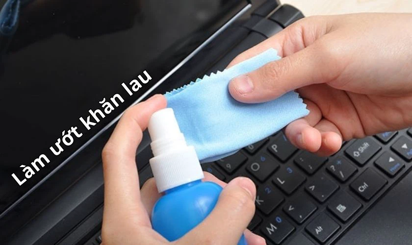 Làm ướt khăn lau bằng dung dịch vệ sinh chuyên dụng