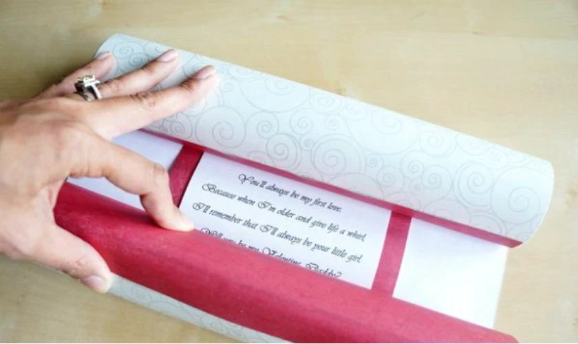 Viết lời chúc lên mặt trong của tấm thiệp rồi cuộn tròn thiệp lại từ hai đầu