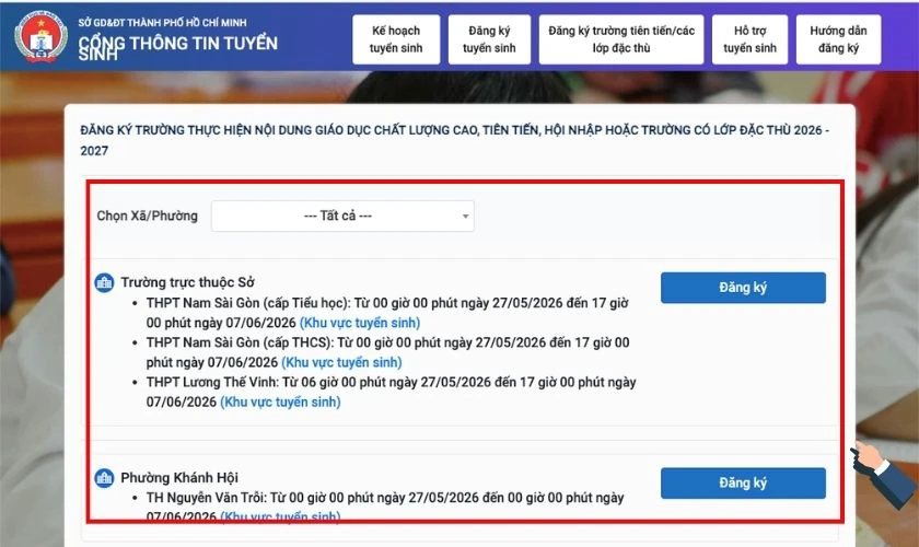 Xem danh sách các phường, xã và trường đang mở tuyển sinh rồi chọn Đăng ký