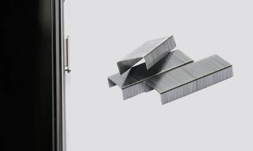 Lấy SIM điện thoại bằng kim bấm