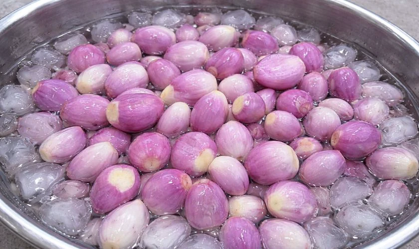 Sơ chế và làm giòn hành