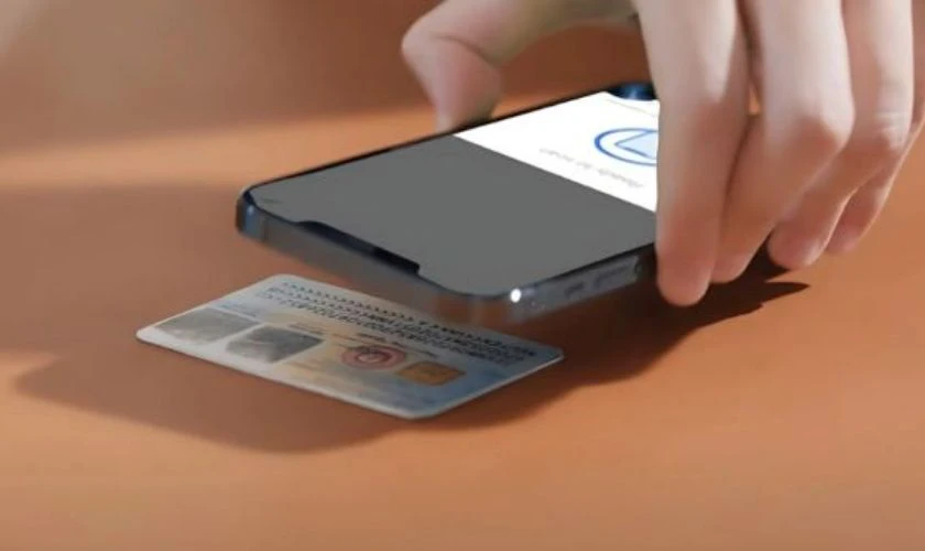 Đặt CCCD vào vị trí đọc NFC