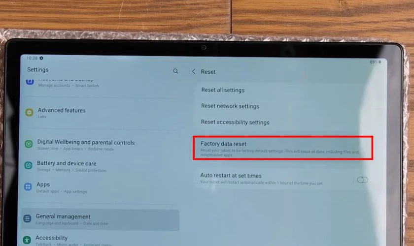 Tiếp theo, nhấn v&agrave;o t&ugrave;y chọn Factory Data Reset