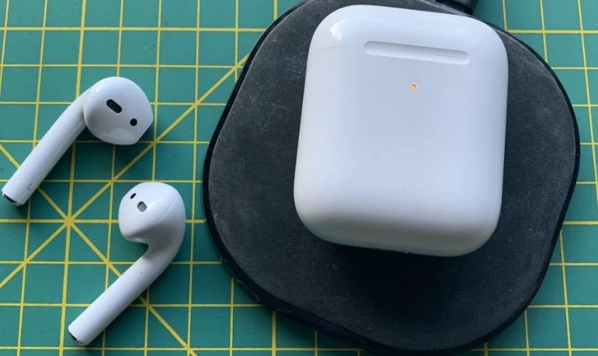Sạc hộp đựng tai nghe AirPod nhanh ch&oacute;ng với hộp sạc kh&ocirc;ng d&acirc;y