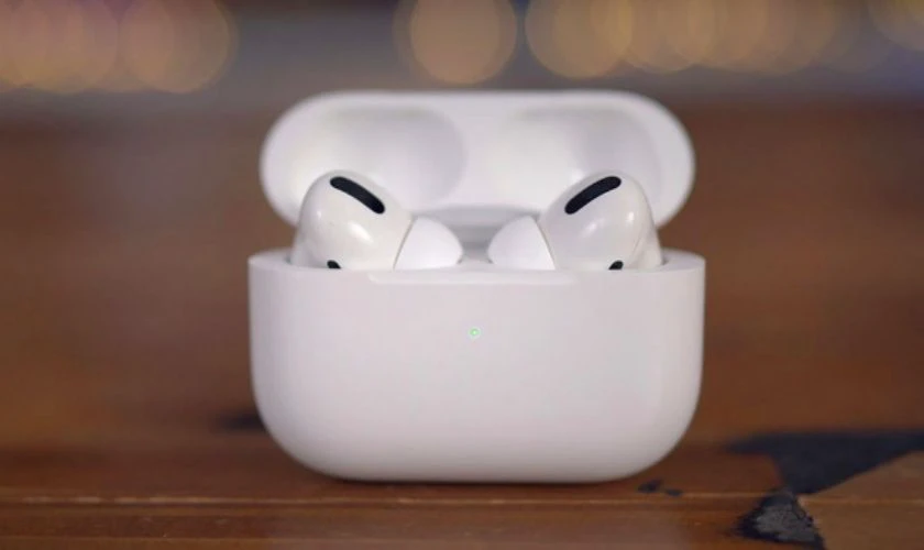 Tr&ecirc;n hộp sạc tai nghe AirPod&nbsp;chuyển đ&egrave;n xanh