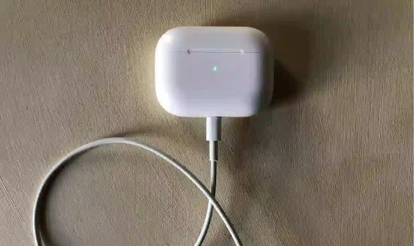 Hướng dẫn c&aacute;ch sạc tai nghe AirPod đ&uacute;ng c&aacute;ch&nbsp;