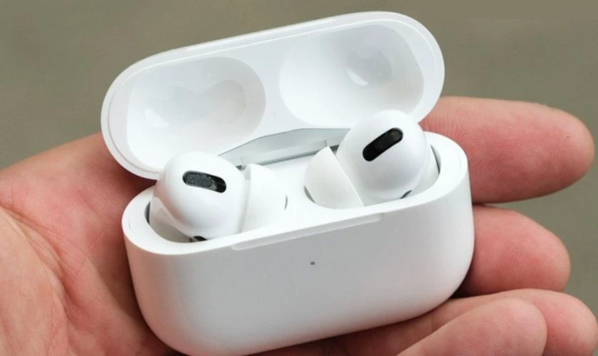 Bạn cần để tai nghe v&agrave;o b&ecirc;n trong hộp AirPod
