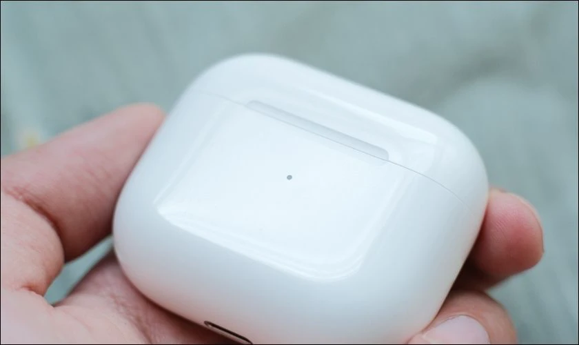 Đ&oacute;ng nắp hộp lại v&agrave; tai nghe tự động sạc