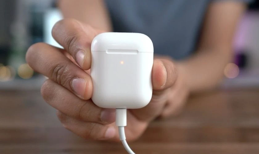 Sạc hộp đựng tai nghe AirPod nhanh ch&oacute;ng bằng sạc c&oacute; d&acirc;y
