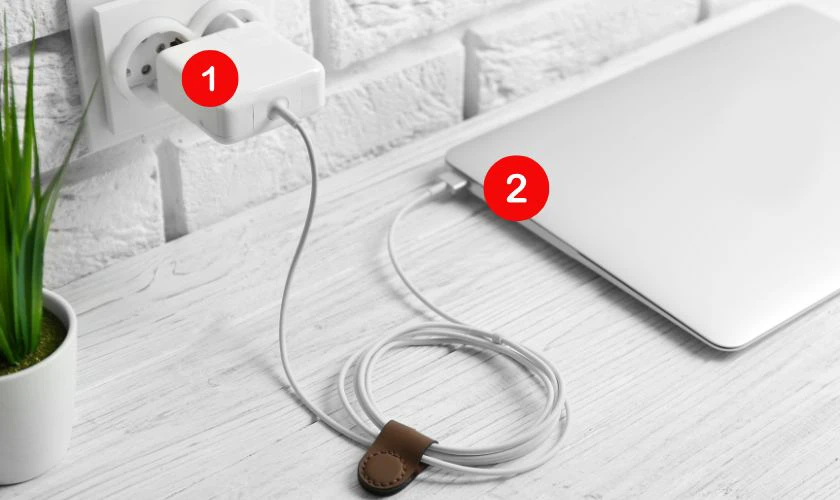 Cắm sạc vào nguồn điện trước khi cắm đầu sạc vào laptop