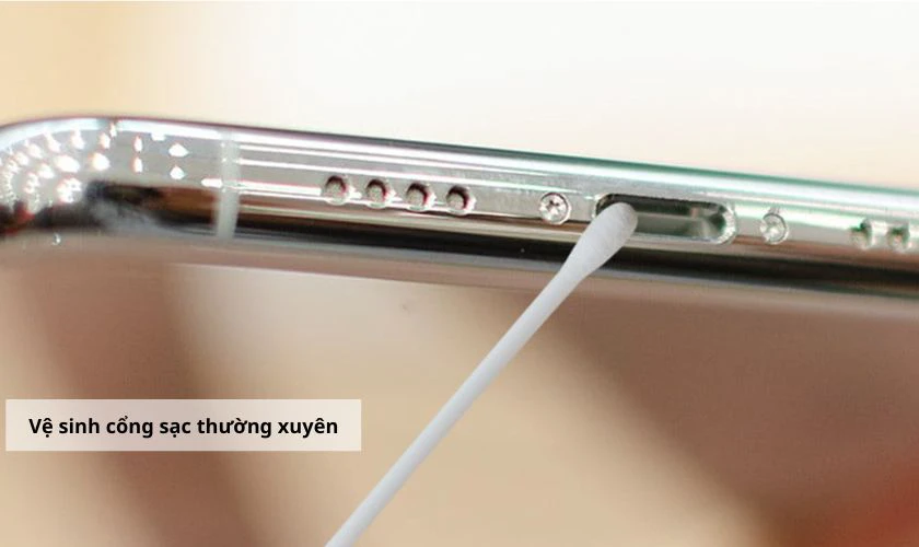 Vệ sinh sạch sẽ cổng sạc thường xuyên