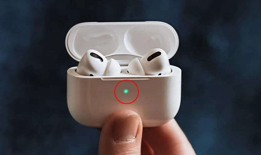 Kiểm tra t&igrave;nh trạng pin sạc th&ocirc;ng qua đ&egrave;n LED của hộp sạc