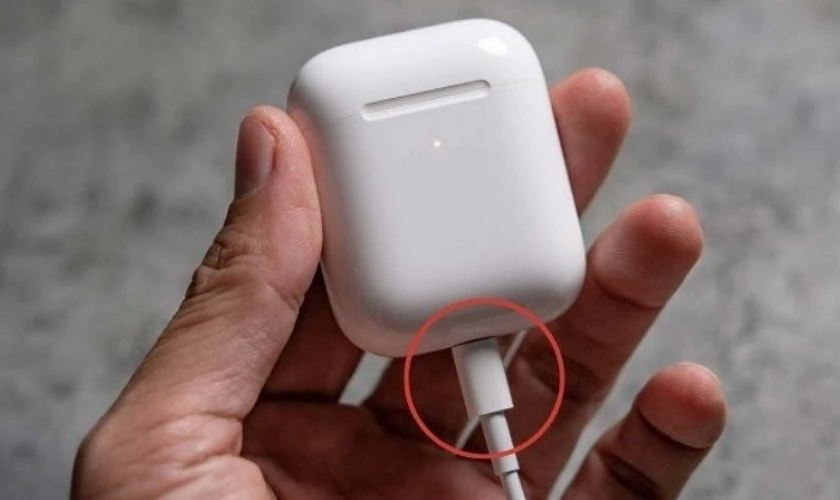 Hướng dẫn c&aacute;ch sạc tai nghe bluetooth với củ sạc
