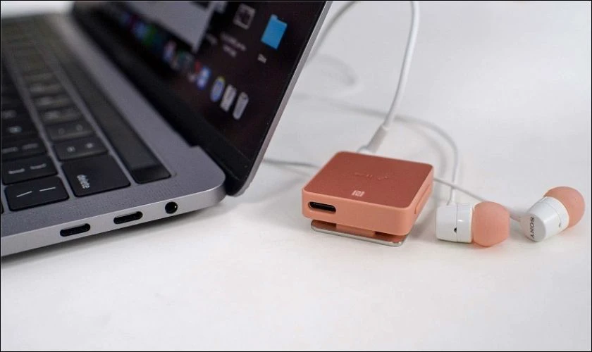 C&aacute;ch sạc tai nghe bluetooth khi kh&ocirc;ng c&oacute; củ sạc: Sử dụng c&aacute;p nối với laptop