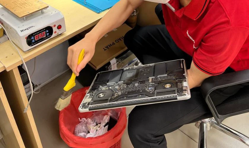 C&aacute;ch vệ sinh v&agrave; bảo quản b&agrave;n ph&iacute;m MacBook đ&uacute;ng c&aacute;ch