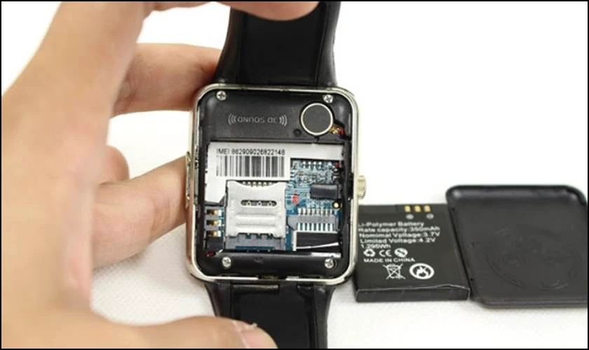 K&eacute;o khay chứa SIM v&agrave; thẻ nhớ ra