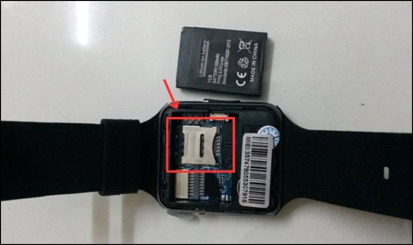 Gắn SIM v&agrave; thẻ nhớ v&agrave;o khe tương ứng