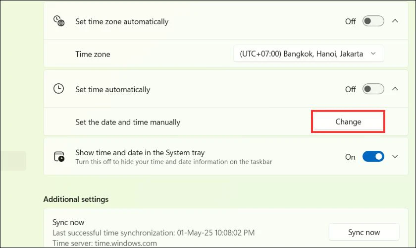 Nhấn v&agrave;o n&uacute;t Change tại mục Set the date and time manually