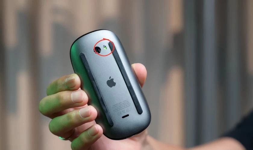 Tiếp tục, bạn bật c&ocirc;ng tắc của chuột Apple Magic Mouse 2