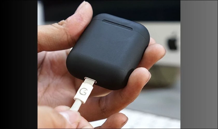 Kết nối nguồn điện với hộp sạc bằng c&aacute;p sạc USB-C