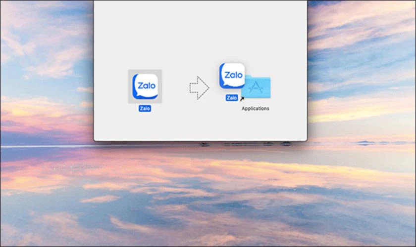 Khi file tải xuống ho&agrave;n tất, bạn nhấn giữ v&agrave; k&eacute;o file vừa tải v&agrave;o thư mục Application