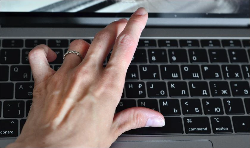 Sử dụng các nút điều chỉnh âm lượng trên laptop