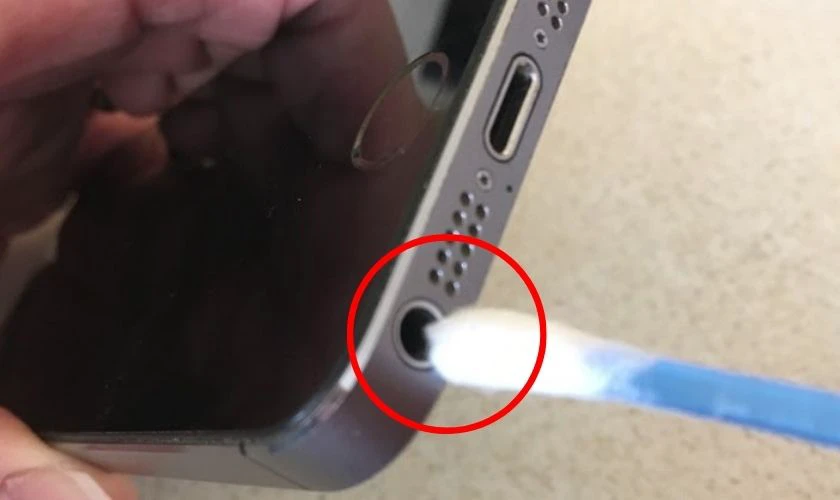 Vệ sinh cổng kết nối tai nghe để khắc phục lỗi chế độ tai nghe trên iPhone