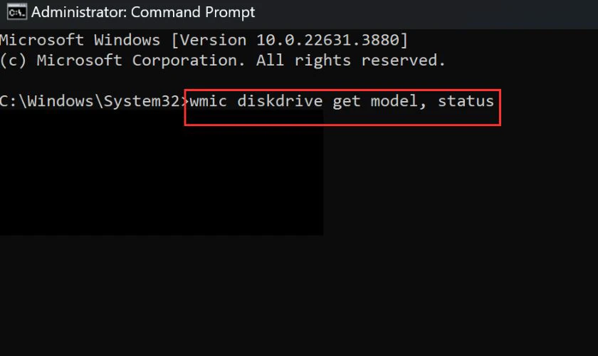 Trong cửa sổ Command Prompt, gõ lệnh wmic diskdrive get model, status và nhấn Enter