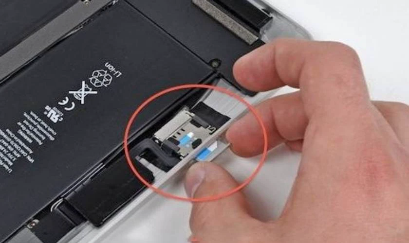 TĂM KẸT TRONG KHE SIM CÓ THỂ GÂY HƯ HẠI NẾU KHÔNG XỬ LÝ ĐÚNG CÁCH