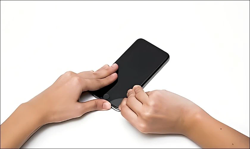 Sử dụng móng tay hoặc vật mỏng nhỏ để nhấc miếng dán cường lực