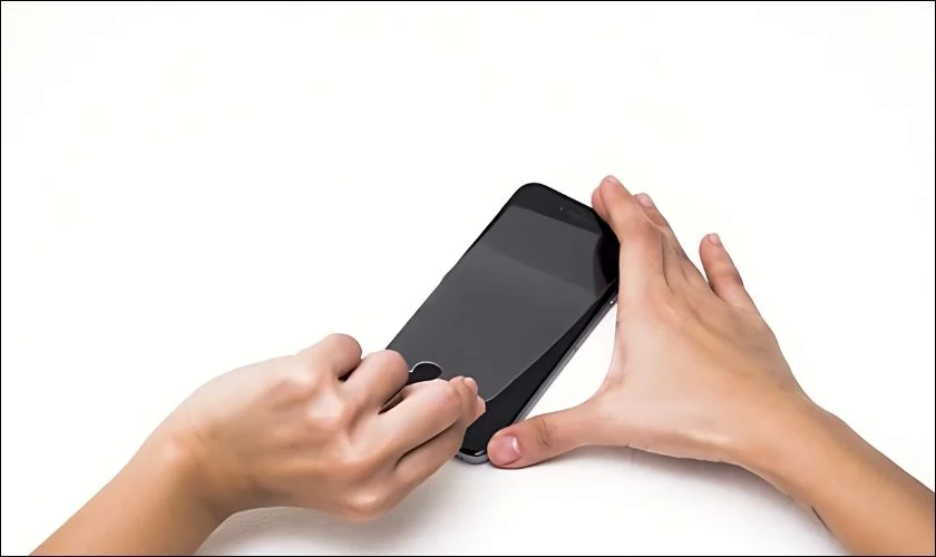 Di chuyển ngón tay bên dưới kết hợp nhấc để tách kính ra khỏi bề mặt