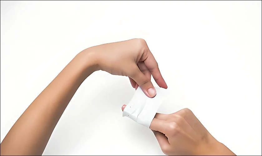 Di chuyển ngón tay bên dưới kết hợp nhấc để tách kính ra khỏi bề mặt