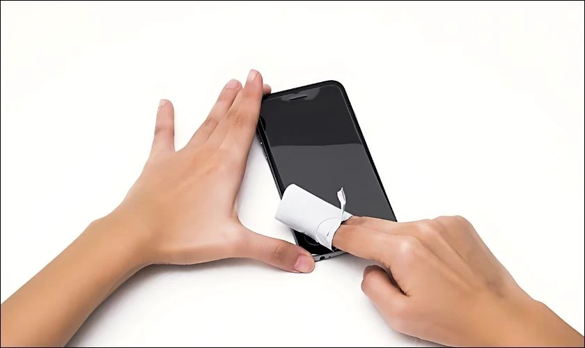 Di chuyển ngón tay bên dưới kết hợp nhấc để tách kính ra khỏi bề mặt đơn giản