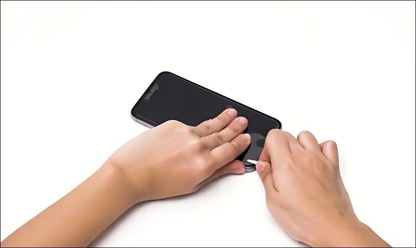 Cách sử dụng thẻ nhựa để tháo kính cường lực