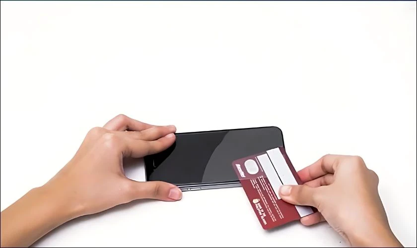 Cách sử dụng thẻ nhựa để tháo kính cường lực hiệu quả