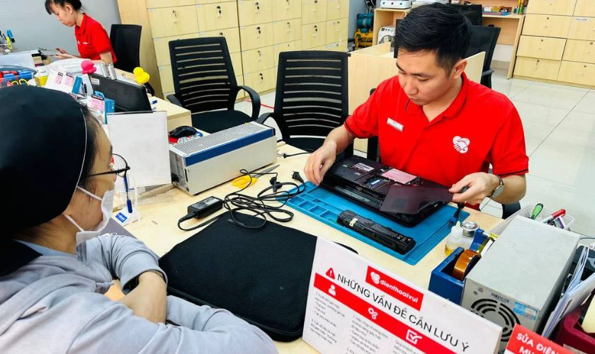 Thay b&agrave;n ph&iacute;m laptop nhanh, lấy liền tại Điện Thoại Vui