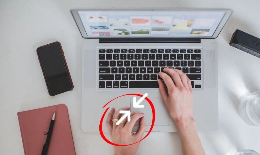 Cách thu nhỏ màn hình MacBook bằng Touchpad