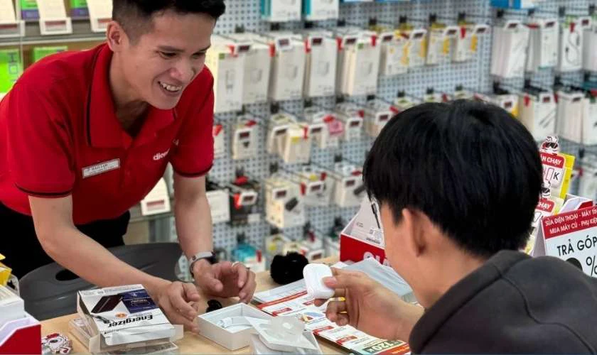 Thay vỏ tai nghe Bluetooth nhanh ch&oacute;ng tại Điện Thoại Vui