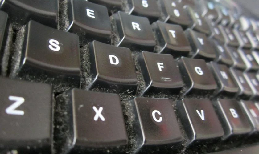 Dấu hiệu cần vệ sinh b&agrave;n ph&iacute;m laptop?