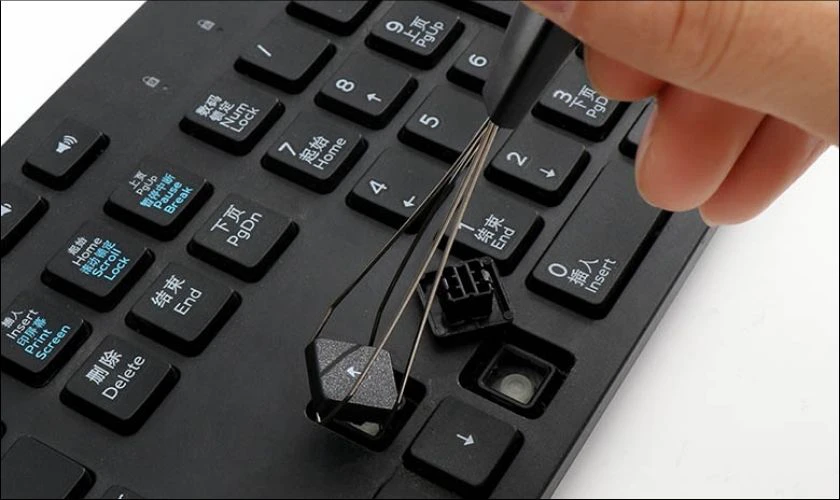 Cẩn thận th&aacute;o rời c&aacute;c ph&iacute;m bằng dụng cụ nhỏ v&agrave; phẳng