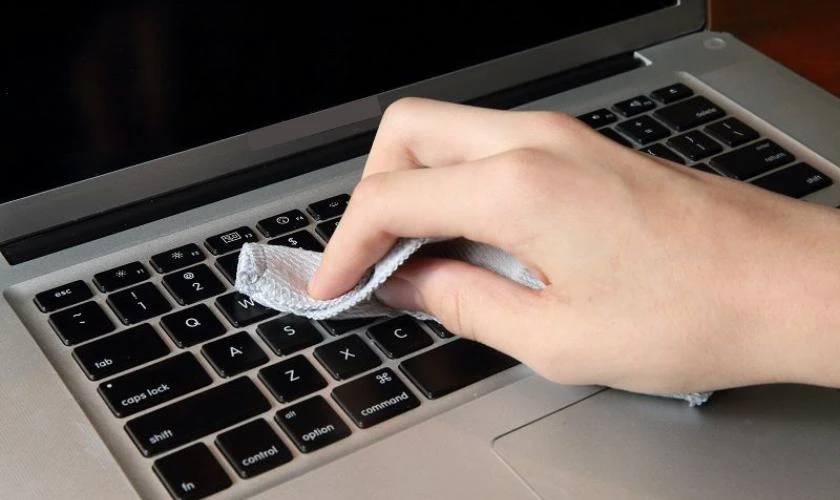 Sử dụng cồn hoặc dung dịch vệ sinh chuyên dụng