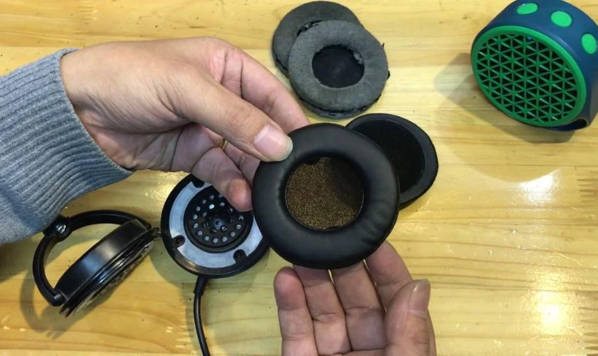 Hướng dẫn c&aacute;ch vệ sinh đệm tai nghe bằng da chi tiết nhất