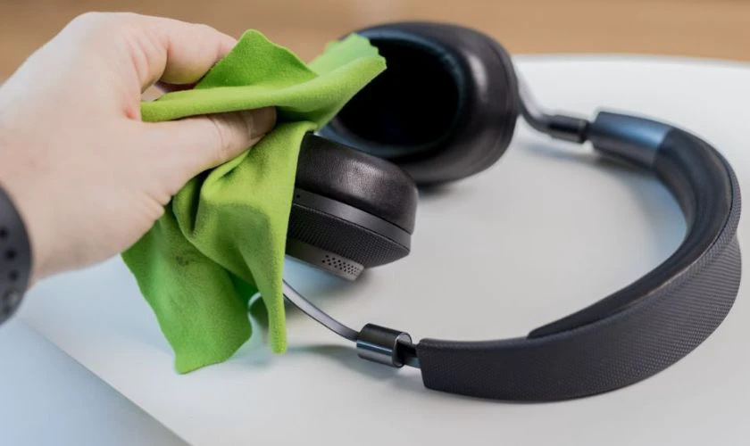 Lau nhẹ nh&agrave;ng bề mặt đệm tai nghe bằng khăn mềm
