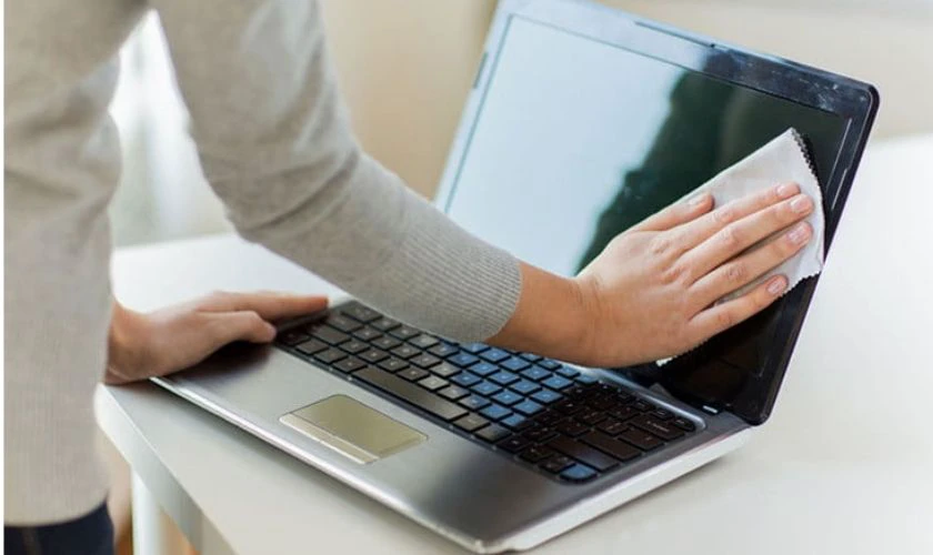 C&aacute;ch vệ sinh m&agrave;n h&igrave;nh laptop kh&ocirc;ng l&agrave;m trầy xước